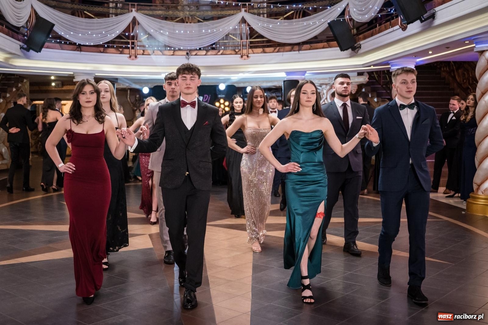 Zdjęcie w galerii na portalu naszraciborz.pl: Studniówka maturzystów CKZiU nr 1 w Raciborzu. Poloneza zatańczono w Acropolis [FOTO i WIDEO] wiadomości z regionu