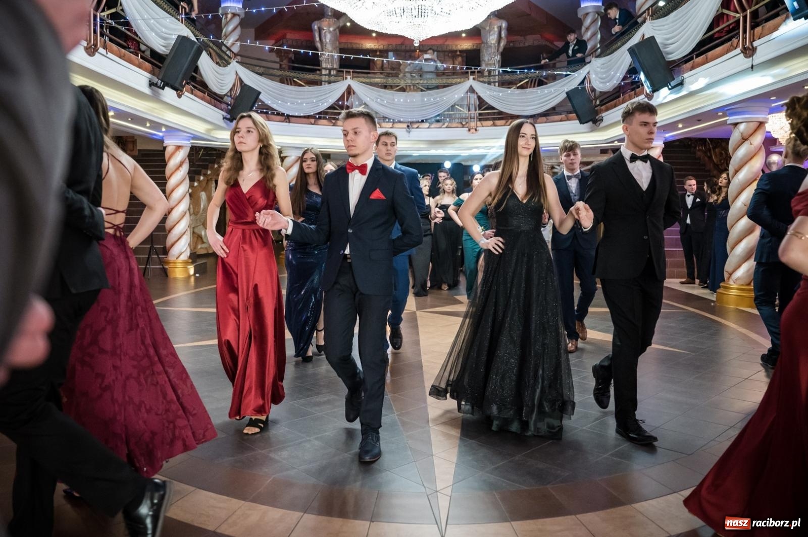 Zdjęcie w galerii na portalu naszraciborz.pl: Studniówka maturzystów CKZiU nr 1 w Raciborzu. Poloneza zatańczono w Acropolis [FOTO i WIDEO] wiadomości z regionu