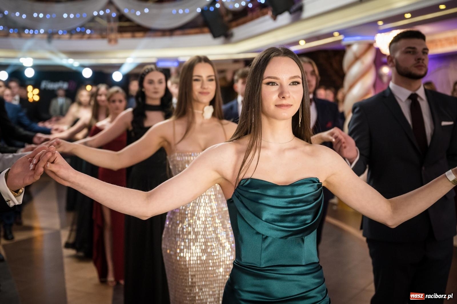 Zdjęcie w galerii na portalu naszraciborz.pl: Studniówka maturzystów CKZiU nr 1 w Raciborzu. Poloneza zatańczono w Acropolis [FOTO i WIDEO] wiadomości z regionu