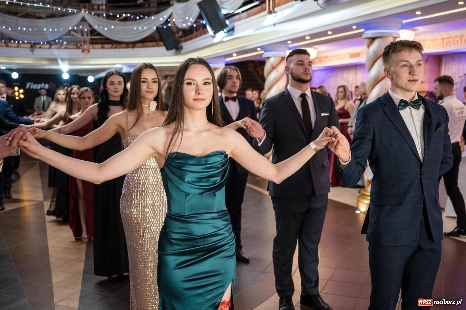 Zdjęcie w galerii na portalu naszraciborz.pl: Studniówka maturzystów CKZiU nr 1 w Raciborzu. Poloneza zatańczono w Acropolis [FOTO i WIDEO] wiadomości z regionu