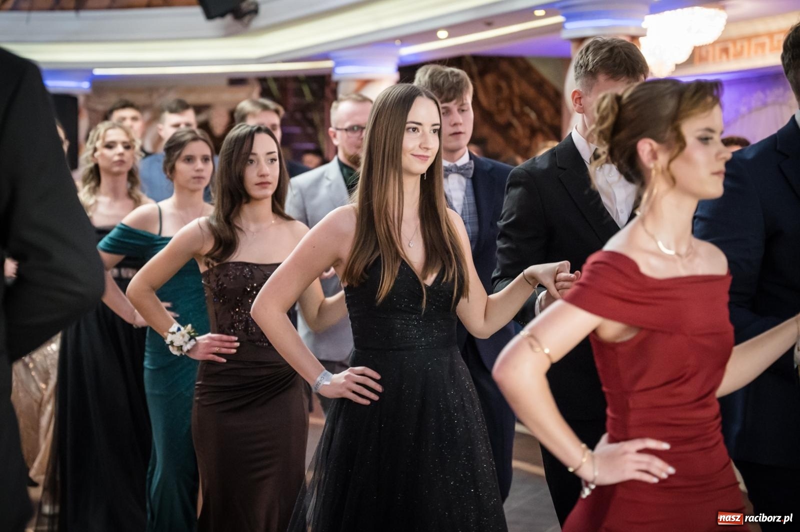 Zdjęcie w galerii na portalu naszraciborz.pl: Studniówka maturzystów CKZiU nr 1 w Raciborzu. Poloneza zatańczono w Acropolis [FOTO i WIDEO] wiadomości z regionu