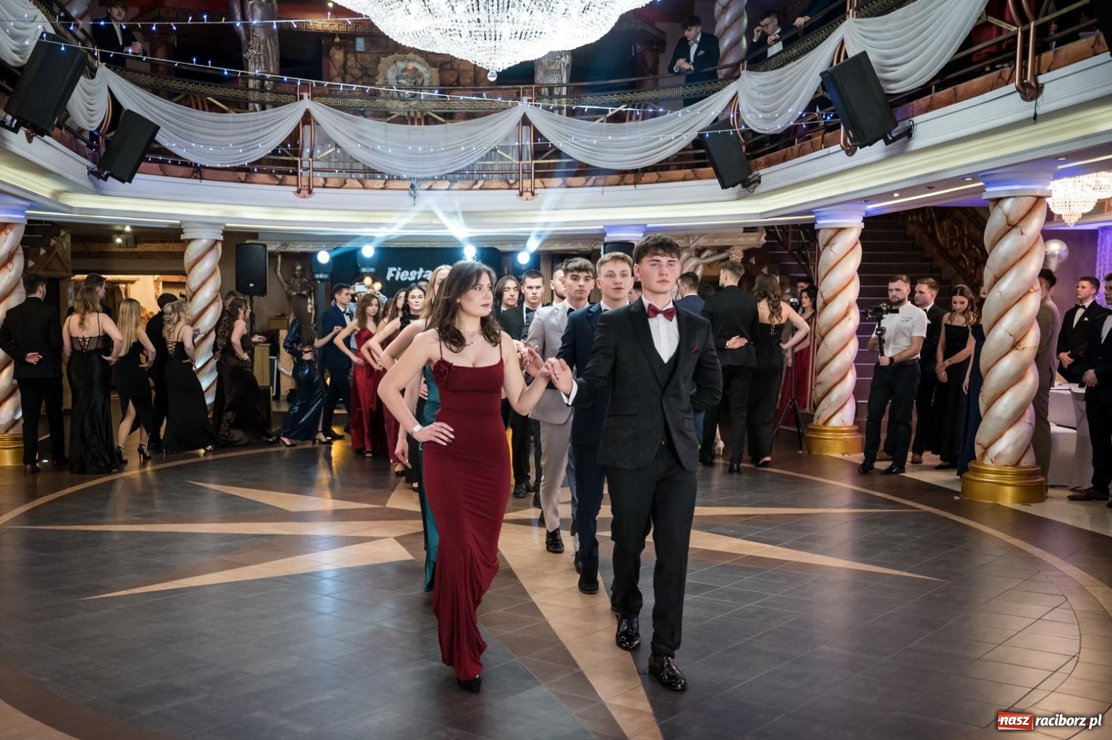 Zdjęcie w galerii na portalu naszraciborz.pl: Studniówka maturzystów CKZiU nr 1 w Raciborzu. Poloneza zatańczono w Acropolis [FOTO i WIDEO] wiadomości z regionu