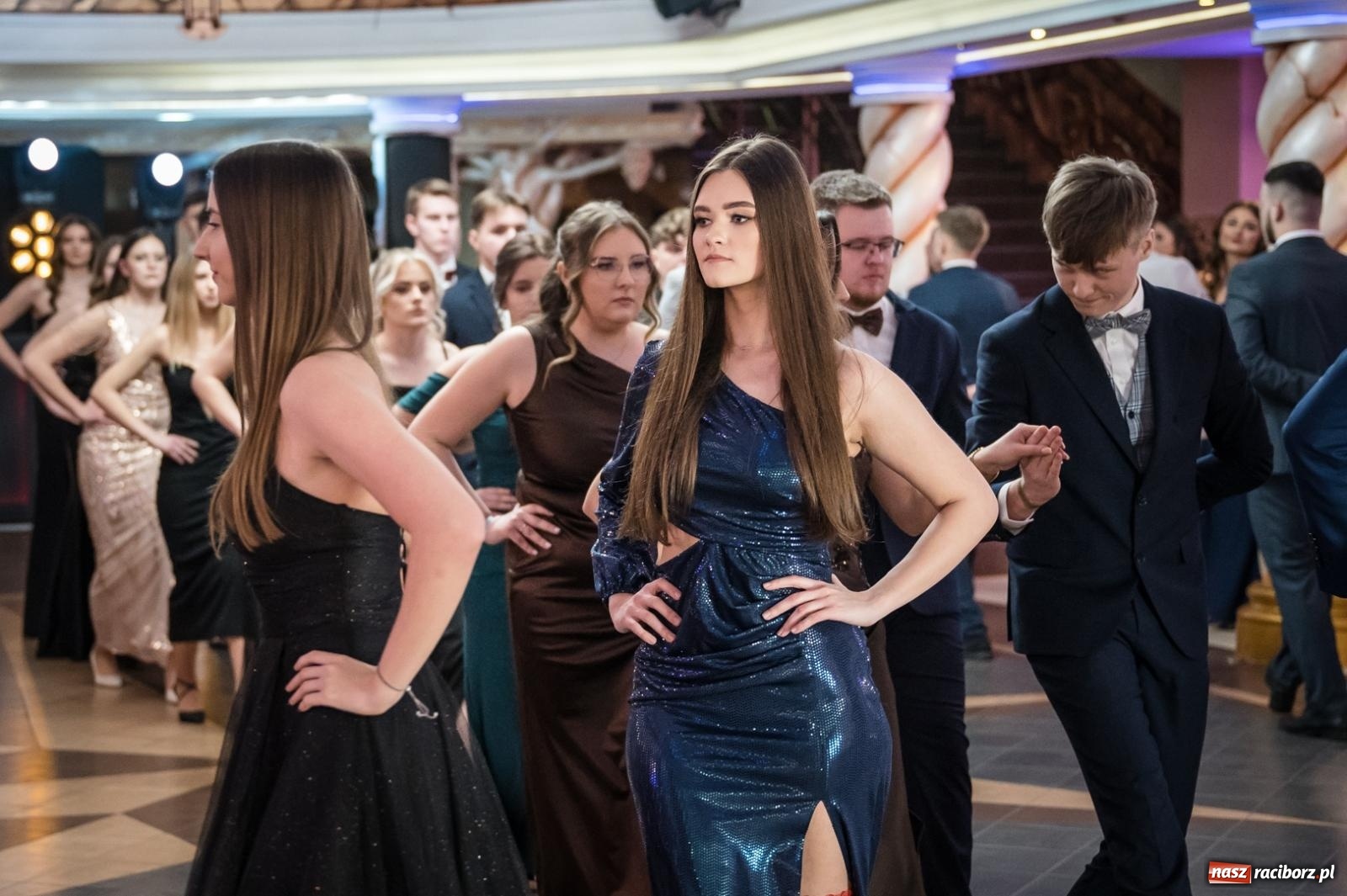 Zdjęcie w galerii na portalu naszraciborz.pl: Studniówka maturzystów CKZiU nr 1 w Raciborzu. Poloneza zatańczono w Acropolis [FOTO i WIDEO] wiadomości z regionu
