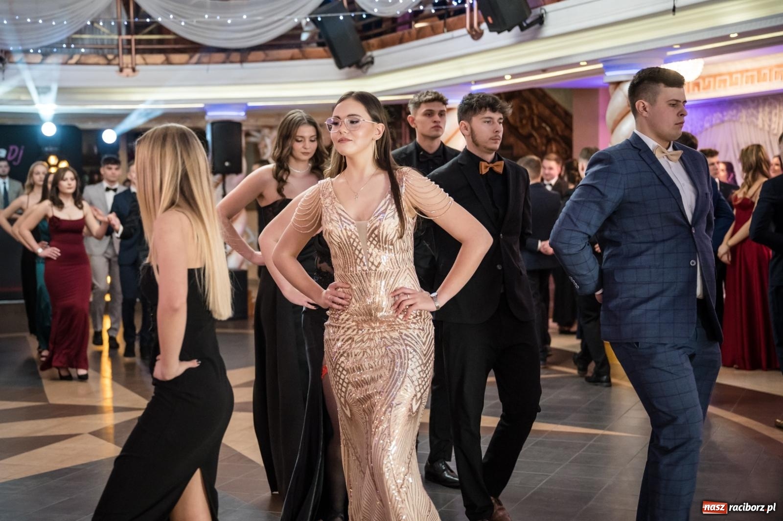 Zdjęcie w galerii na portalu naszraciborz.pl: Studniówka maturzystów CKZiU nr 1 w Raciborzu. Poloneza zatańczono w Acropolis [FOTO i WIDEO] wiadomości z regionu