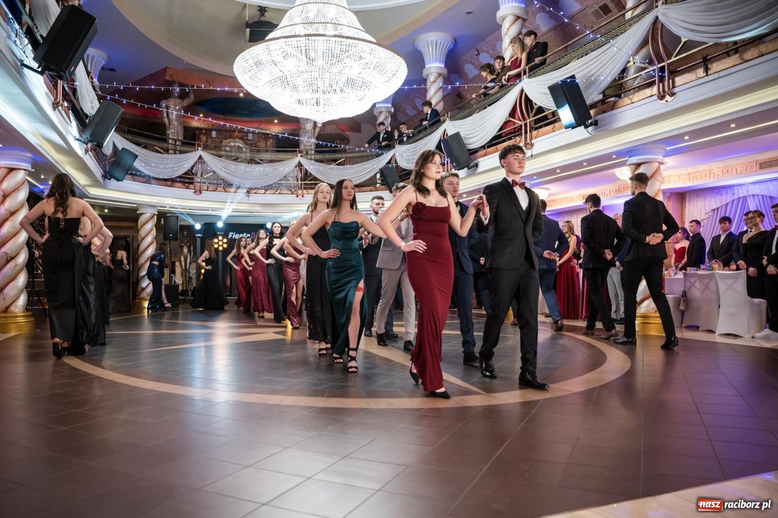 Zdjęcie w galerii na portalu naszraciborz.pl: Studniówka maturzystów CKZiU nr 1 w Raciborzu. Poloneza zatańczono w Acropolis [FOTO i WIDEO] wiadomości z regionu