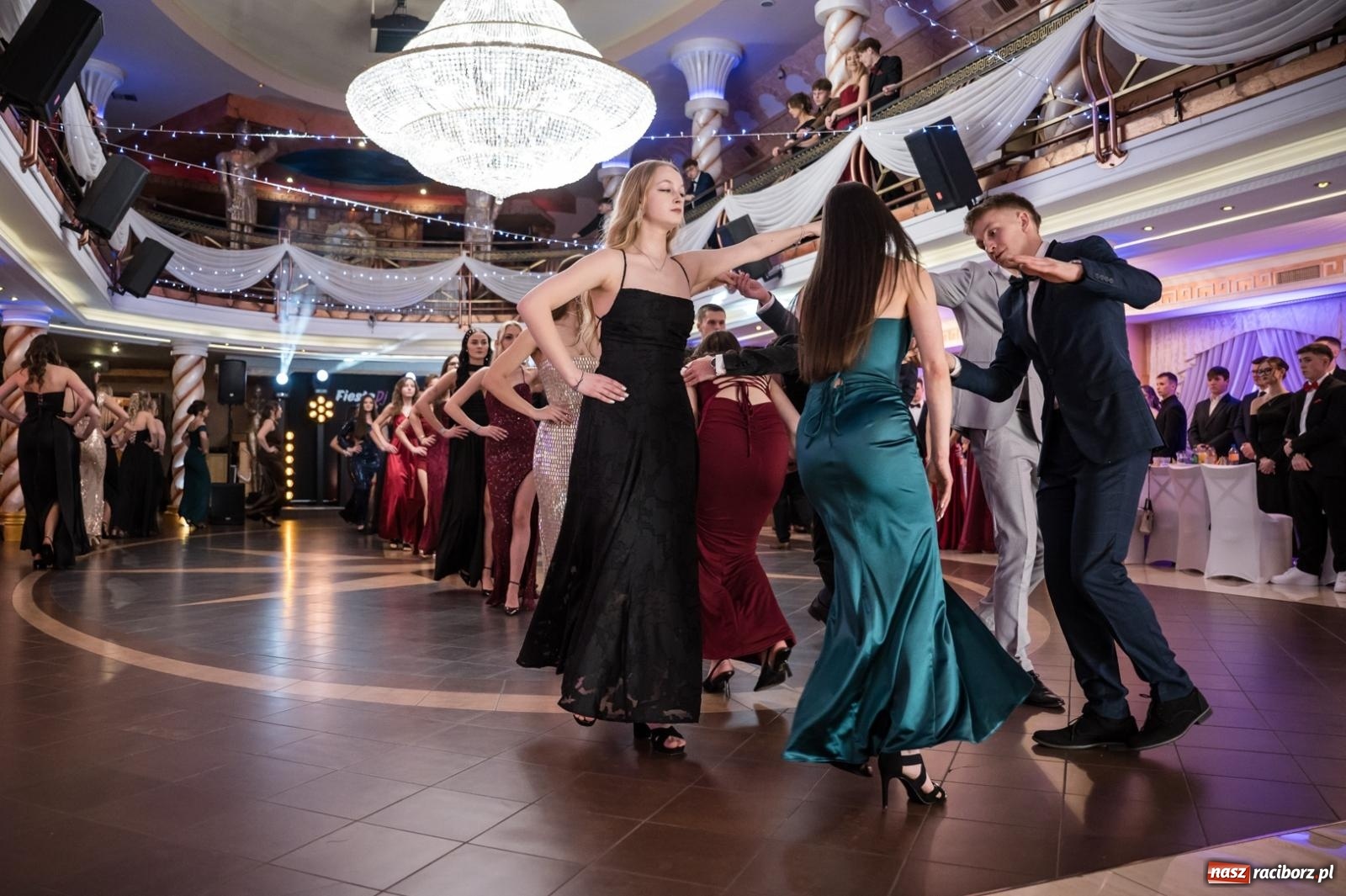 Zdjęcie w galerii na portalu naszraciborz.pl: Studniówka maturzystów CKZiU nr 1 w Raciborzu. Poloneza zatańczono w Acropolis [FOTO i WIDEO] wiadomości z regionu