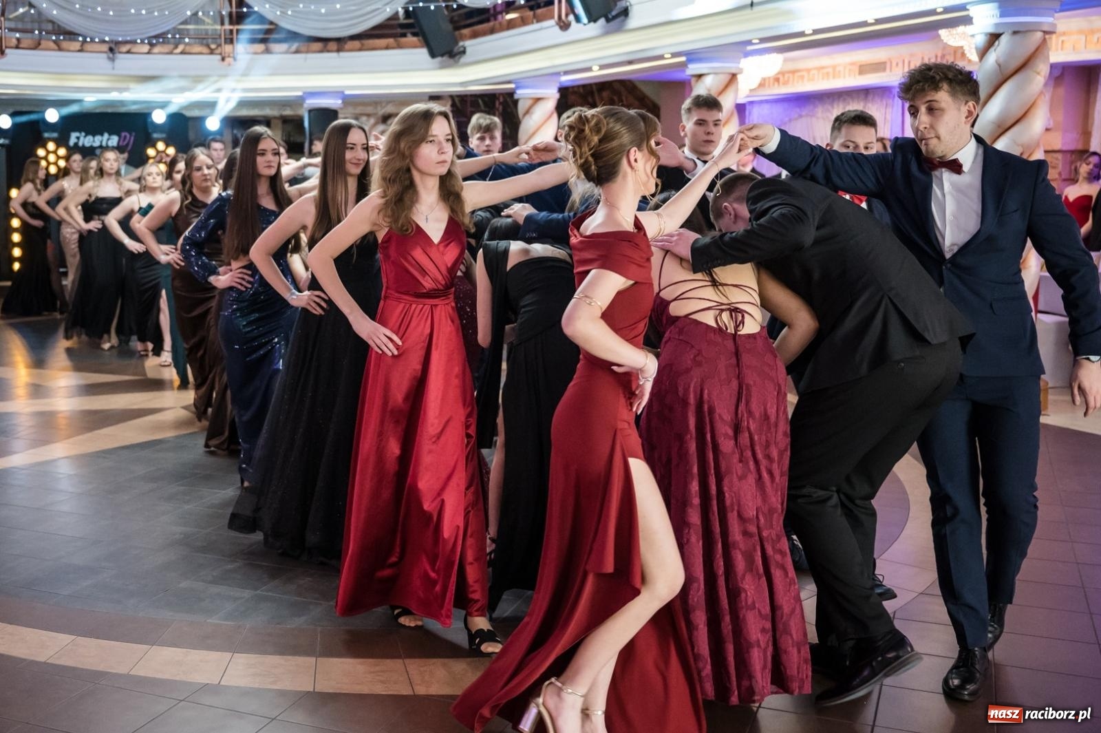 Zdjęcie w galerii na portalu naszraciborz.pl: Studniówka maturzystów CKZiU nr 1 w Raciborzu. Poloneza zatańczono w Acropolis [FOTO i WIDEO] wiadomości z regionu