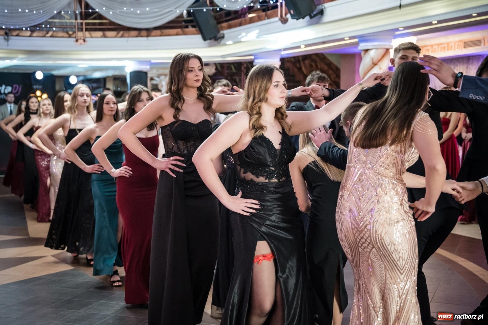 Zdjęcie w galerii na portalu naszraciborz.pl: Studniówka maturzystów CKZiU nr 1 w Raciborzu. Poloneza zatańczono w Acropolis [FOTO i WIDEO] wiadomości z regionu