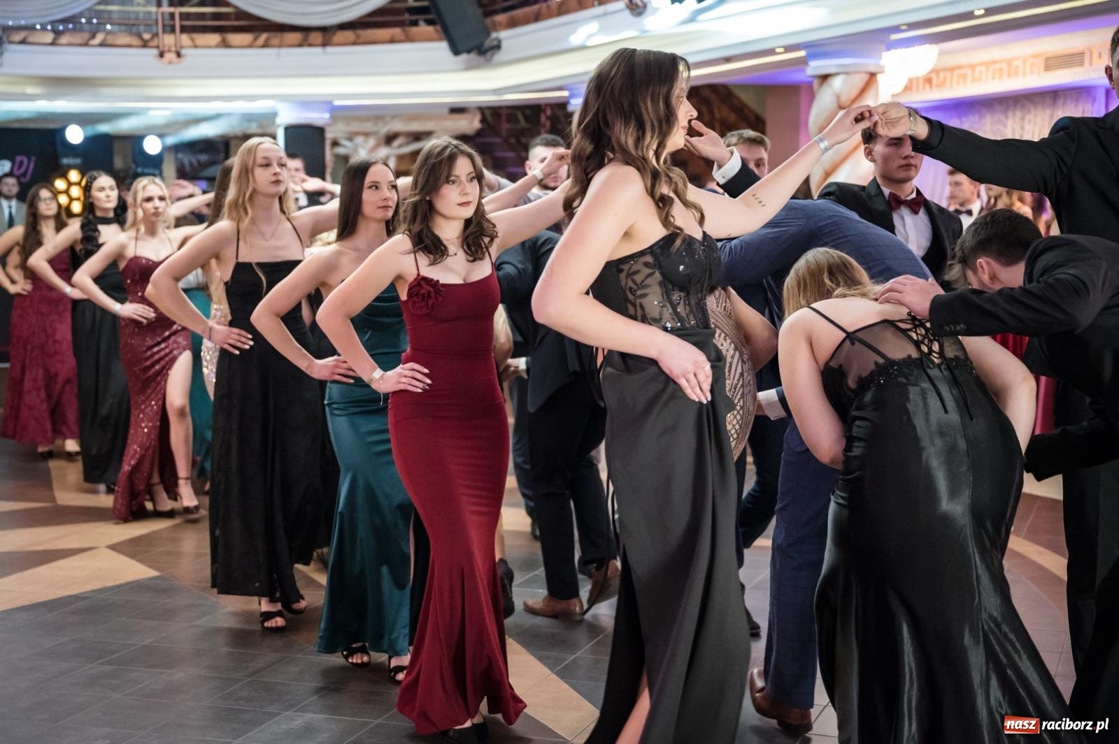 Zdjęcie w galerii na portalu naszraciborz.pl: Studniówka maturzystów CKZiU nr 1 w Raciborzu. Poloneza zatańczono w Acropolis [FOTO i WIDEO] wiadomości z regionu