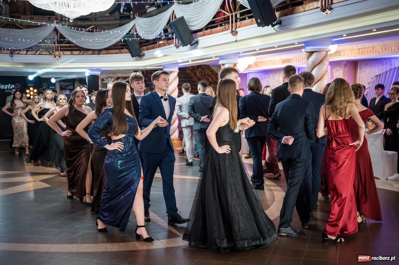 Zdjęcie w galerii na portalu naszraciborz.pl: Studniówka maturzystów CKZiU nr 1 w Raciborzu. Poloneza zatańczono w Acropolis [FOTO i WIDEO] wiadomości z regionu