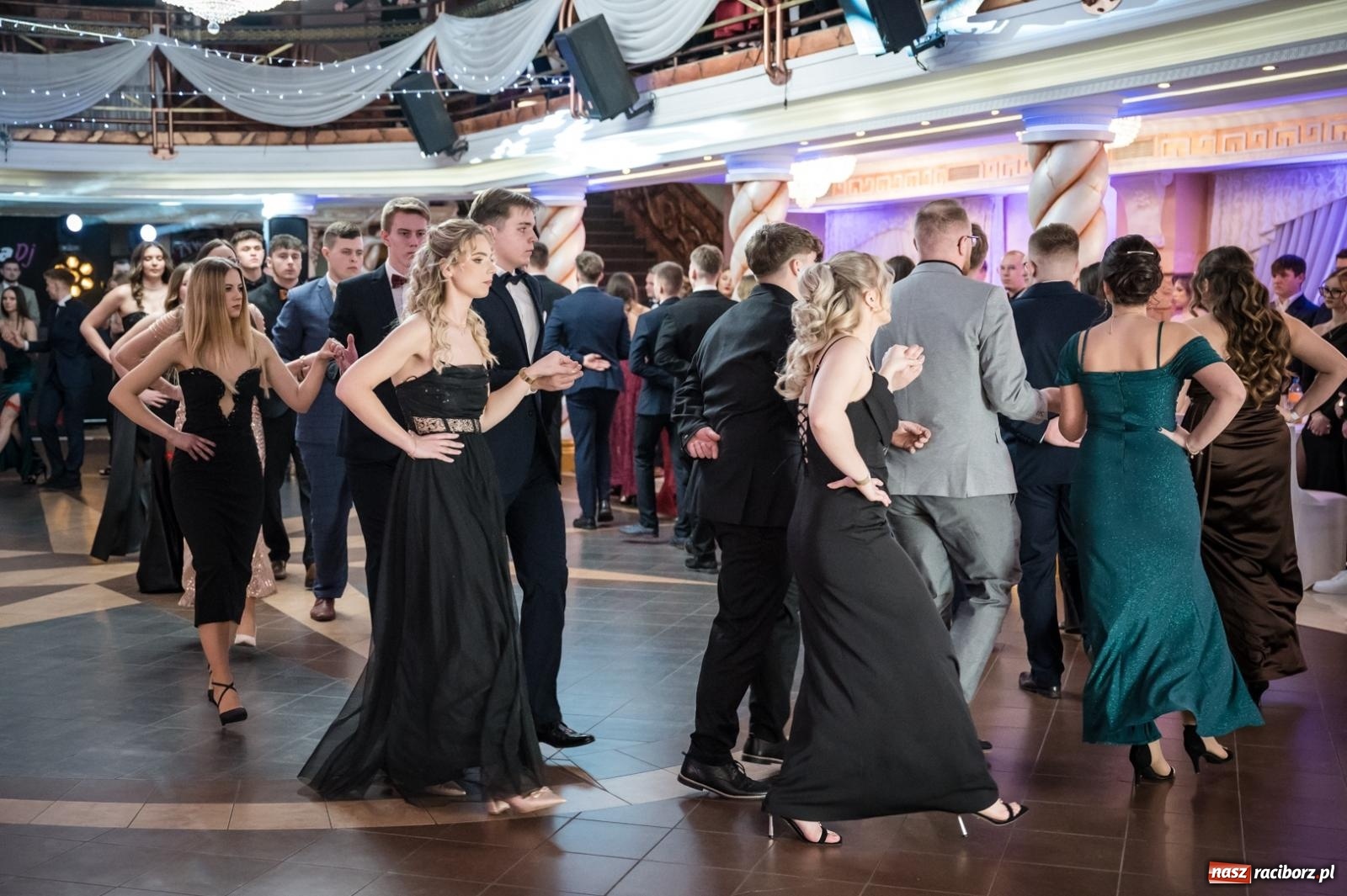 Zdjęcie w galerii na portalu naszraciborz.pl: Studniówka maturzystów CKZiU nr 1 w Raciborzu. Poloneza zatańczono w Acropolis [FOTO i WIDEO] wiadomości z regionu