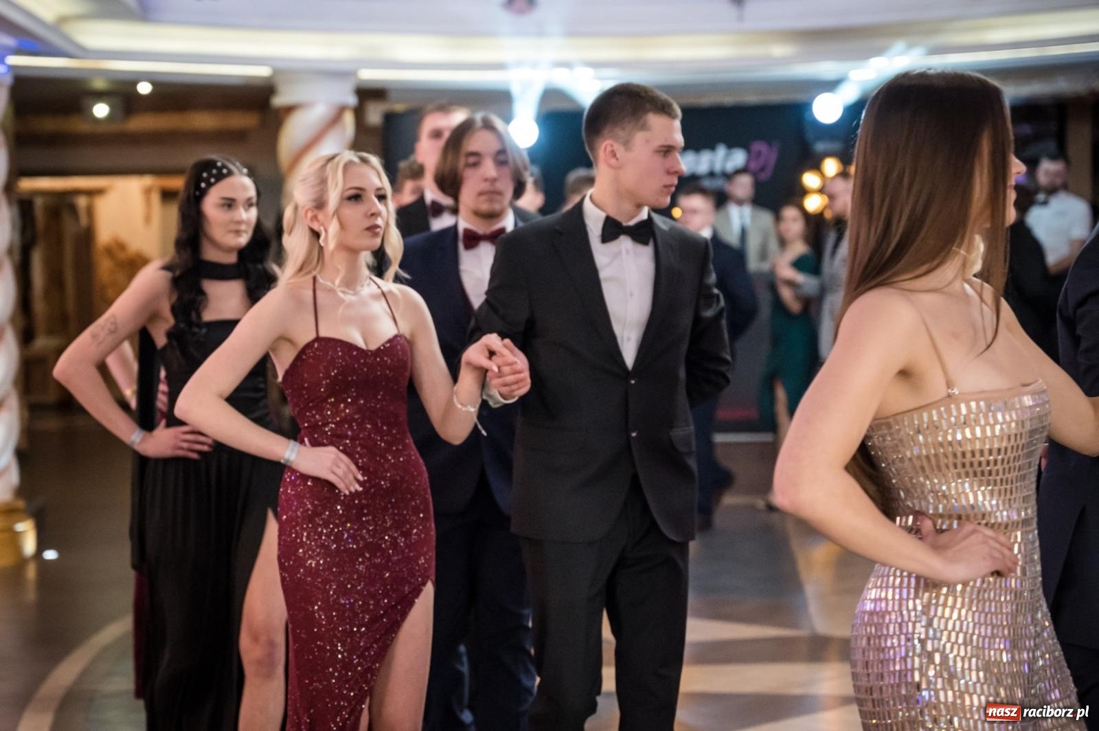 Zdjęcie w galerii na portalu naszraciborz.pl: Studniówka maturzystów CKZiU nr 1 w Raciborzu. Poloneza zatańczono w Acropolis [FOTO i WIDEO] wiadomości z regionu