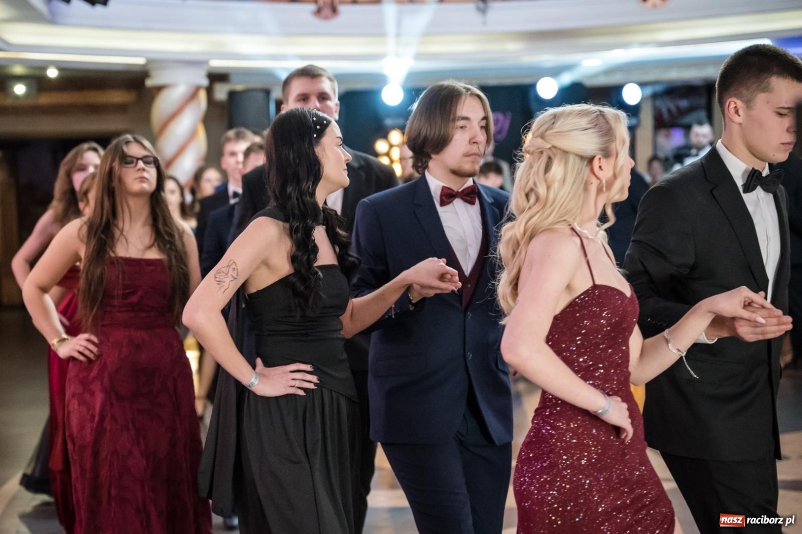 Zdjęcie w galerii na portalu naszraciborz.pl: Studniówka maturzystów CKZiU nr 1 w Raciborzu. Poloneza zatańczono w Acropolis [FOTO i WIDEO] wiadomości z regionu