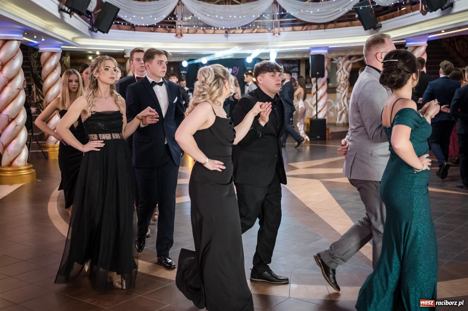 Zdjęcie w galerii na portalu naszraciborz.pl: Studniówka maturzystów CKZiU nr 1 w Raciborzu. Poloneza zatańczono w Acropolis [FOTO i WIDEO] wiadomości z regionu