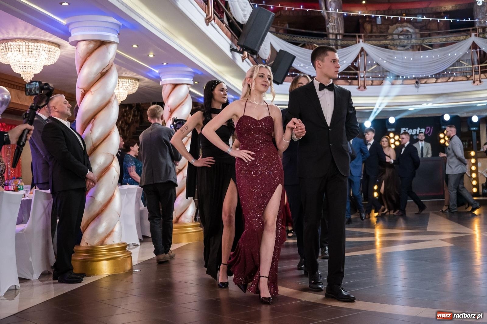 Zdjęcie w galerii na portalu naszraciborz.pl: Studniówka maturzystów CKZiU nr 1 w Raciborzu. Poloneza zatańczono w Acropolis [FOTO i WIDEO] wiadomości z regionu