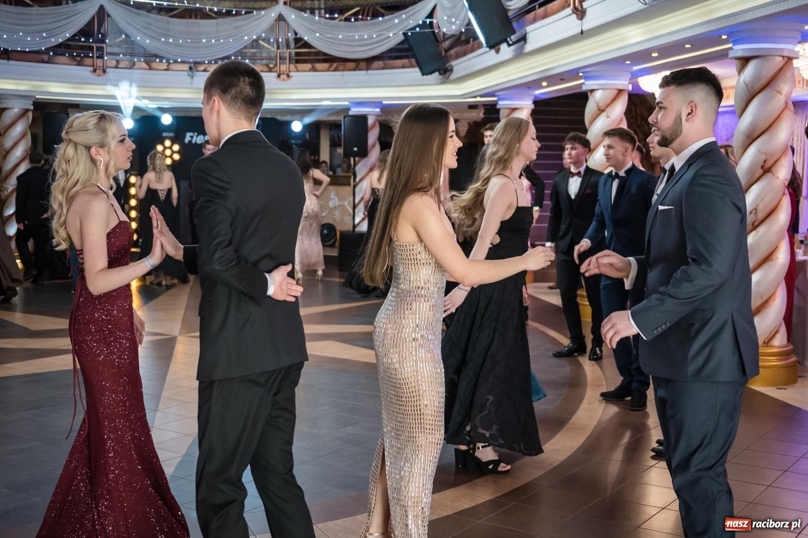 Zdjęcie w galerii na portalu naszraciborz.pl: Studniówka maturzystów CKZiU nr 1 w Raciborzu. Poloneza zatańczono w Acropolis [FOTO i WIDEO] wiadomości z regionu