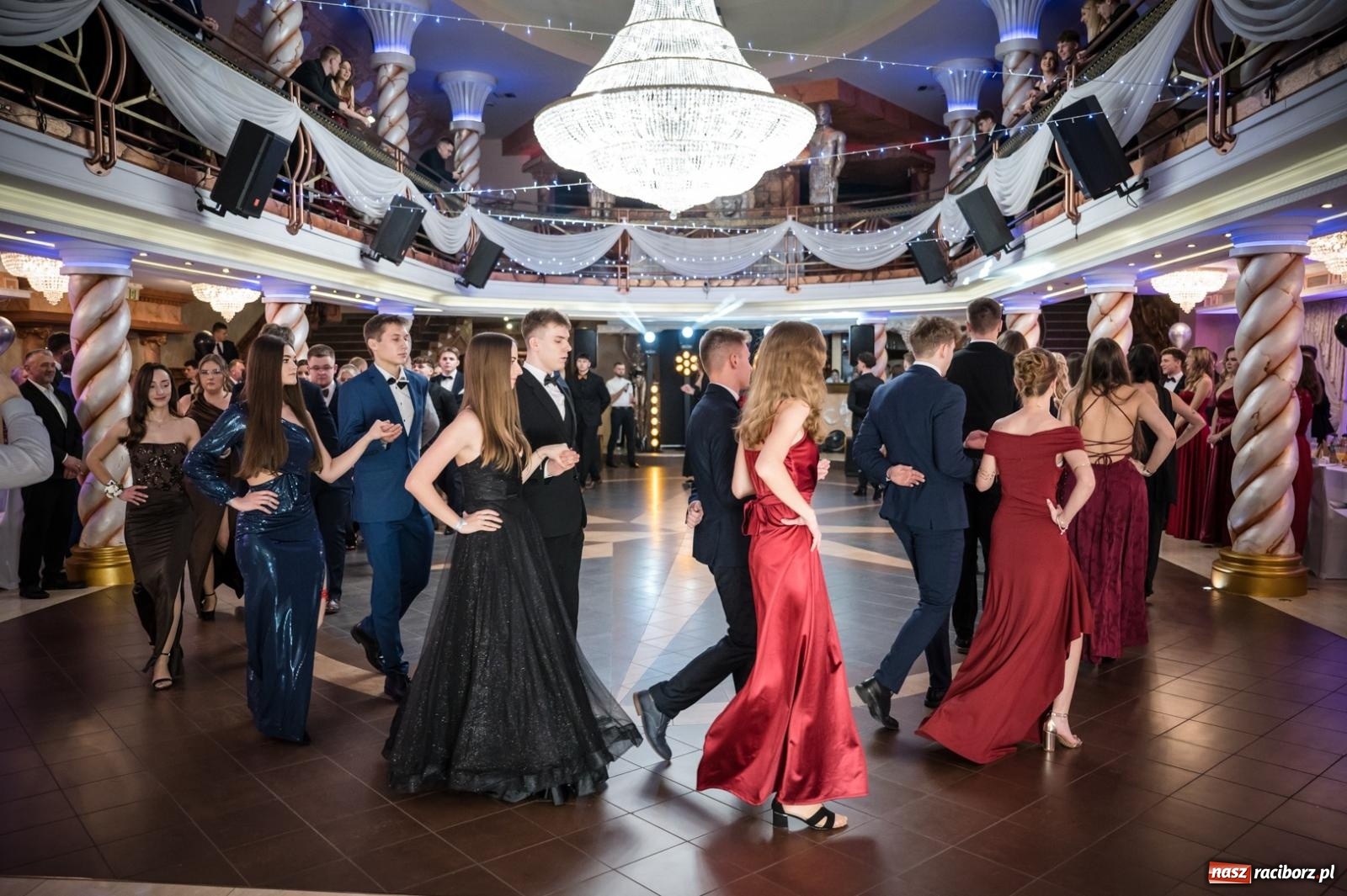 Zdjęcie w galerii na portalu naszraciborz.pl: Studniówka maturzystów CKZiU nr 1 w Raciborzu. Poloneza zatańczono w Acropolis [FOTO i WIDEO] wiadomości z regionu