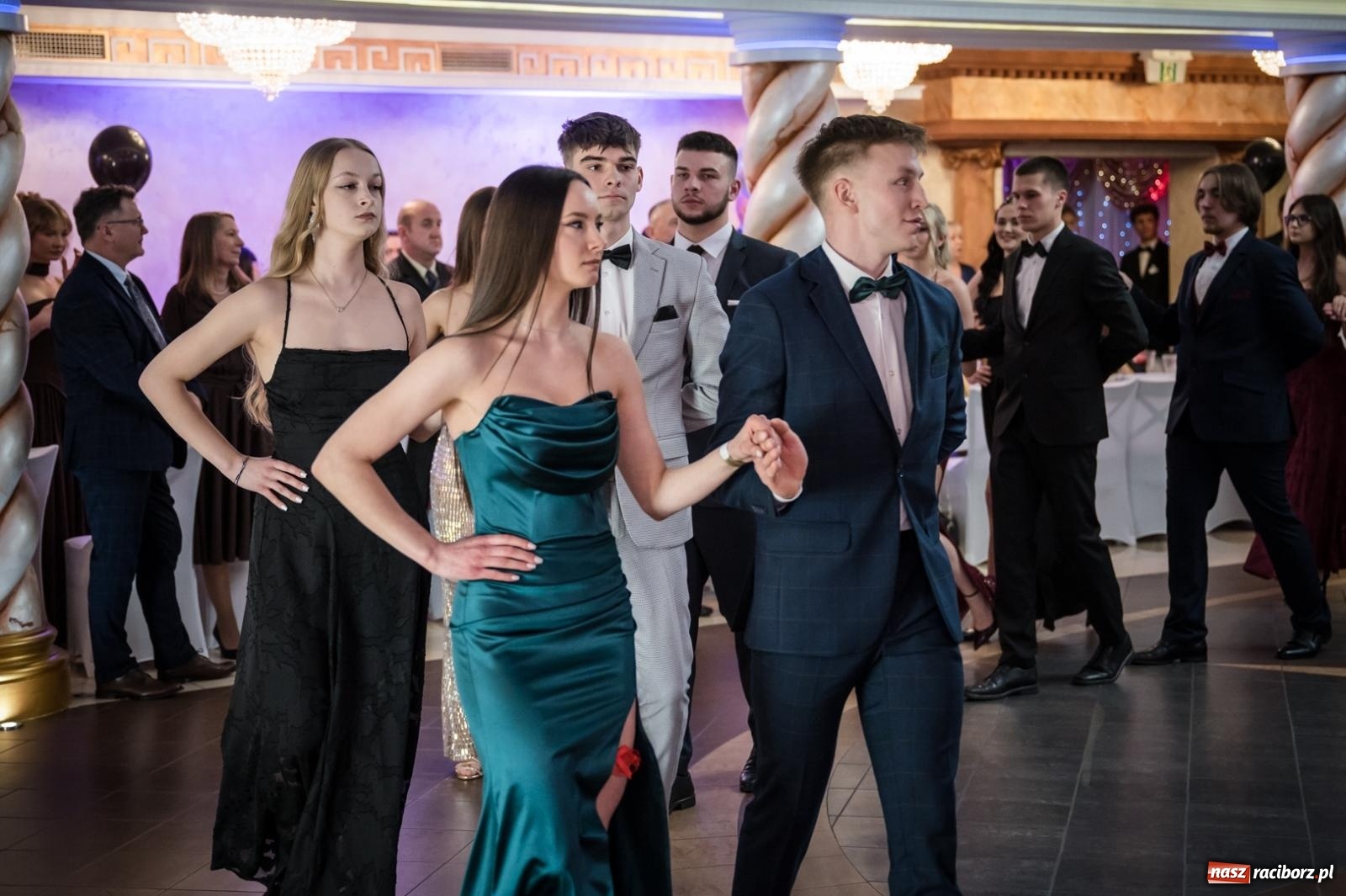 Zdjęcie w galerii na portalu naszraciborz.pl: Studniówka maturzystów CKZiU nr 1 w Raciborzu. Poloneza zatańczono w Acropolis [FOTO i WIDEO] wiadomości z regionu