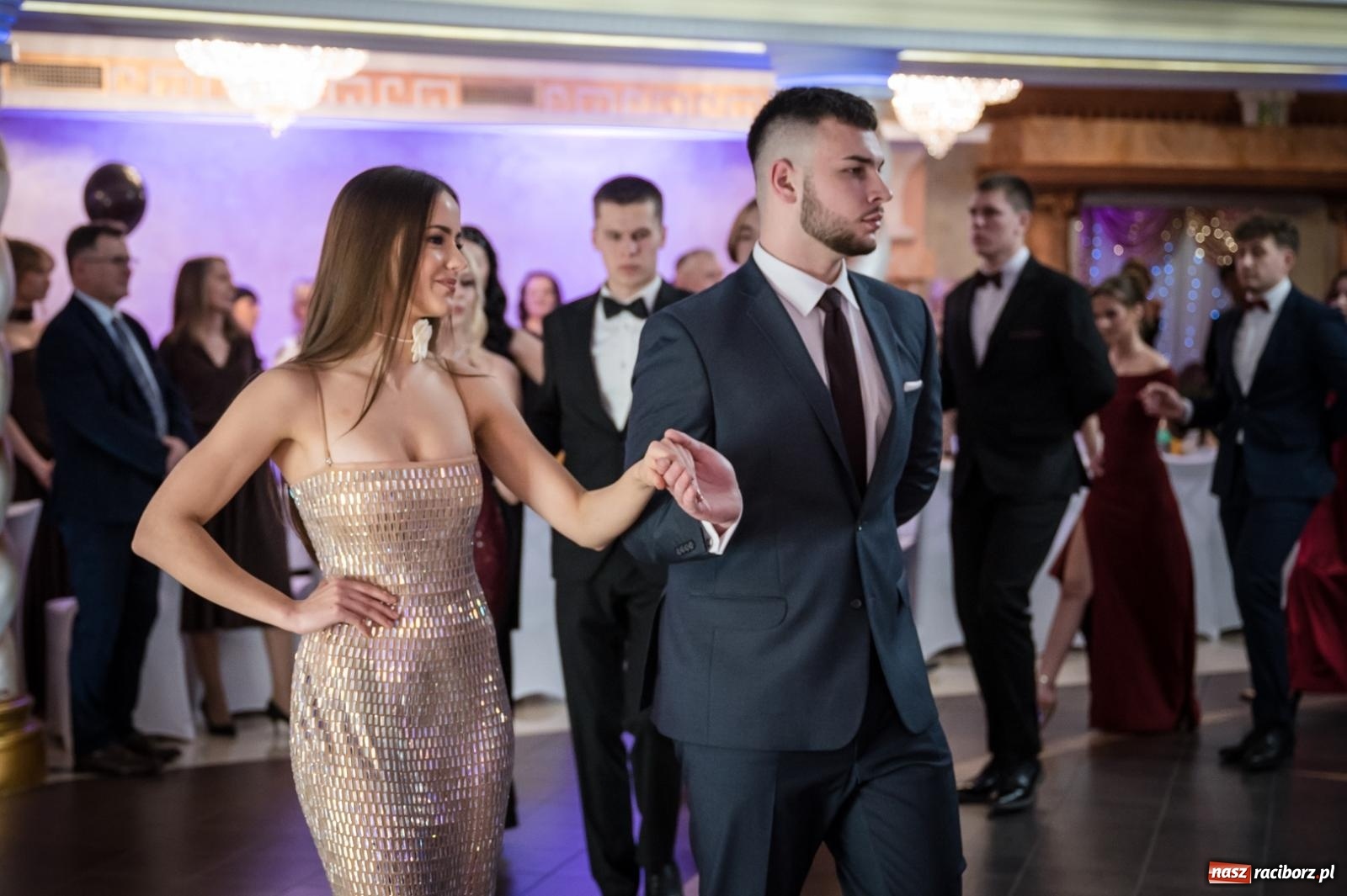 Zdjęcie w galerii na portalu naszraciborz.pl: Studniówka maturzystów CKZiU nr 1 w Raciborzu. Poloneza zatańczono w Acropolis [FOTO i WIDEO] wiadomości z regionu