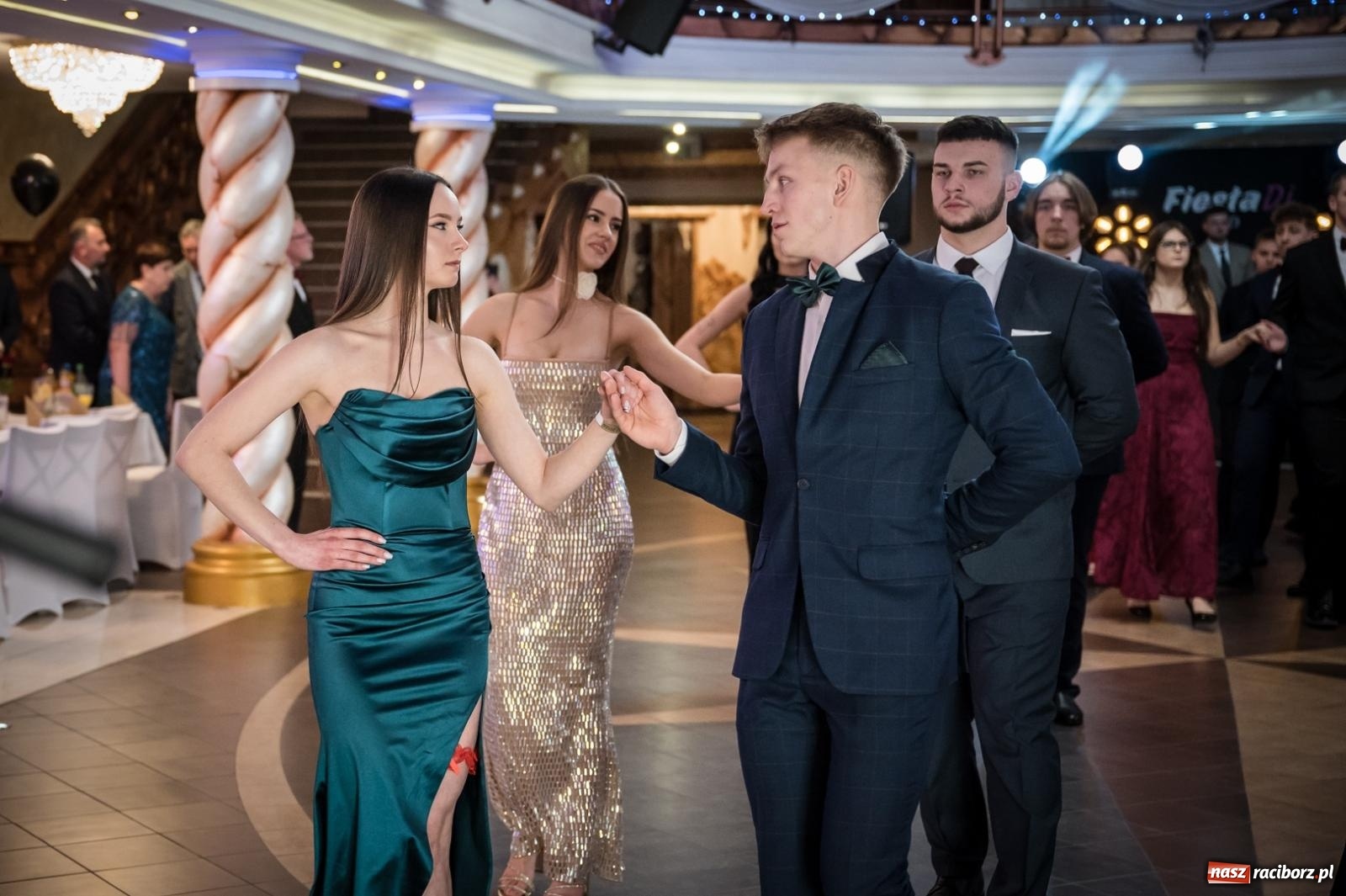 Zdjęcie w galerii na portalu naszraciborz.pl: Studniówka maturzystów CKZiU nr 1 w Raciborzu. Poloneza zatańczono w Acropolis [FOTO i WIDEO] wiadomości z regionu