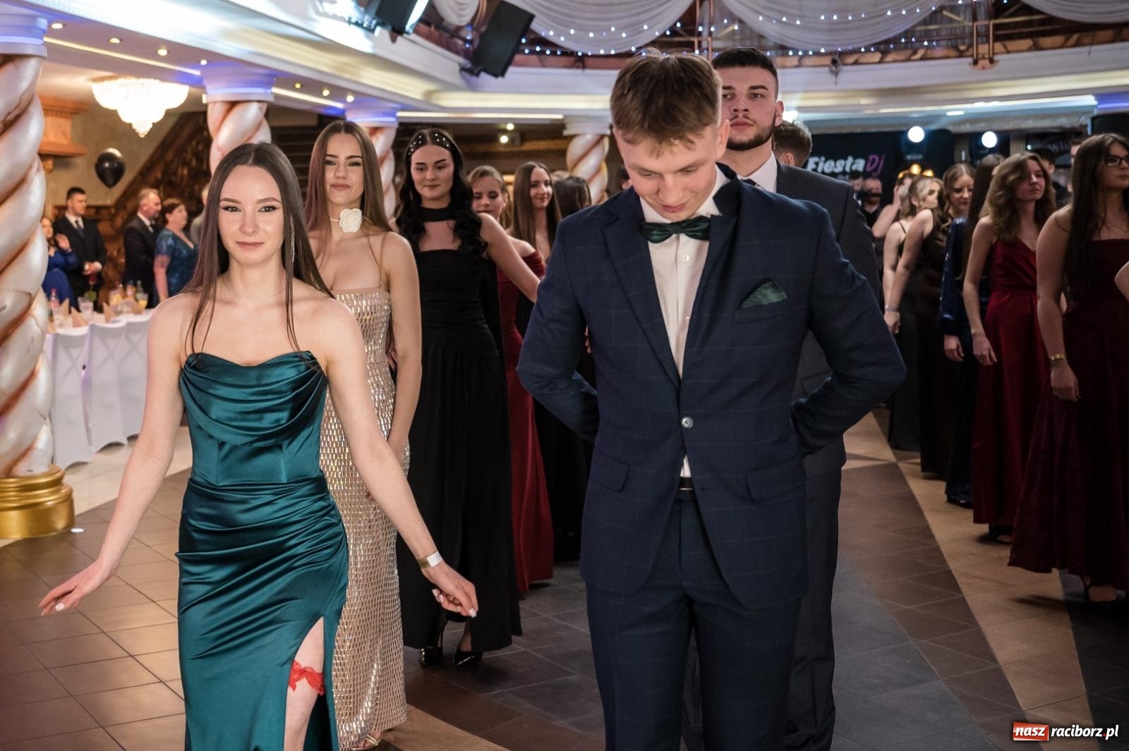 Zdjęcie w galerii na portalu naszraciborz.pl: Studniówka maturzystów CKZiU nr 1 w Raciborzu. Poloneza zatańczono w Acropolis [FOTO i WIDEO] wiadomości z regionu