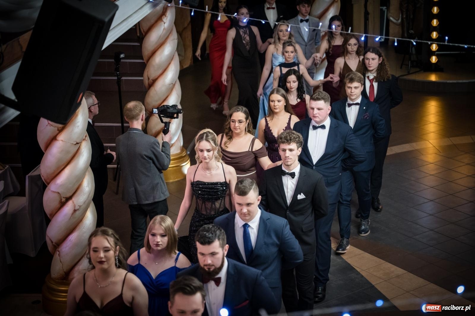 Zdjęcie w galerii na portalu naszraciborz.pl: Studniówka maturzystów CKZiU nr 1 w Raciborzu. Poloneza zatańczono w Acropolis [FOTO i WIDEO] wiadomości z regionu