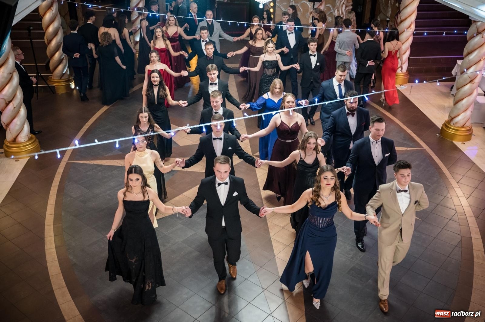 Zdjęcie w galerii na portalu naszraciborz.pl: Studniówka maturzystów CKZiU nr 1 w Raciborzu. Poloneza zatańczono w Acropolis [FOTO i WIDEO] wiadomości z regionu