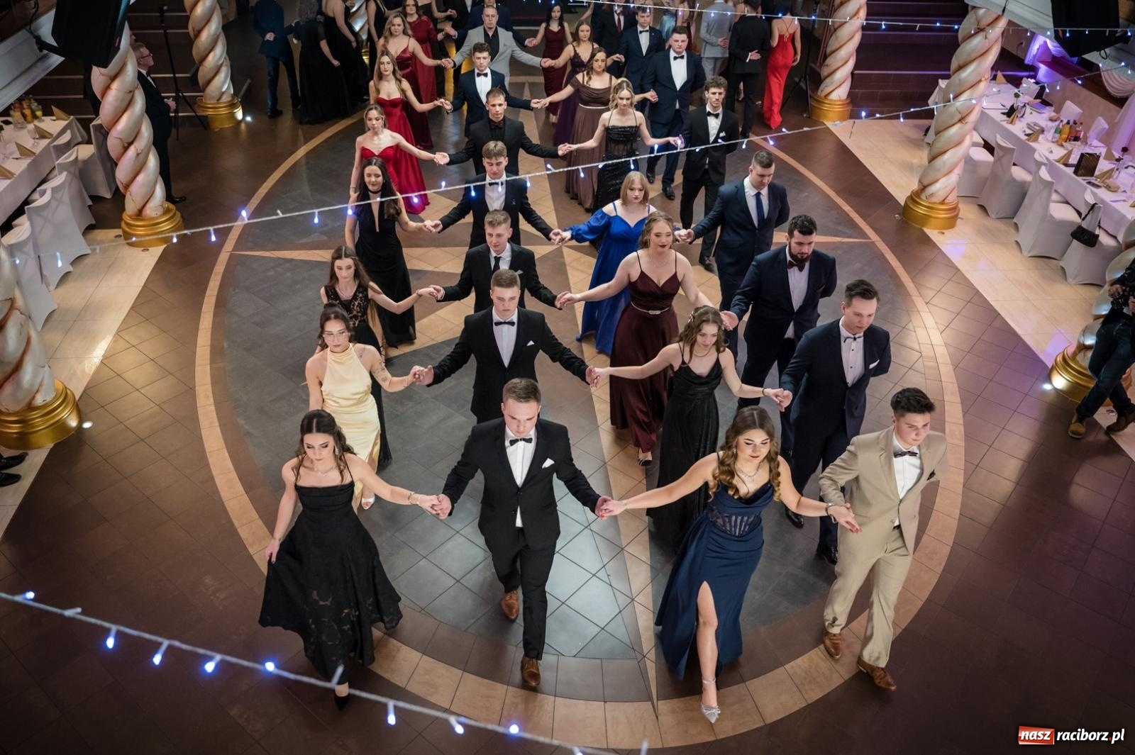 Zdjęcie w galerii na portalu naszraciborz.pl: Studniówka maturzystów CKZiU nr 1 w Raciborzu. Poloneza zatańczono w Acropolis [FOTO i WIDEO] wiadomości z regionu