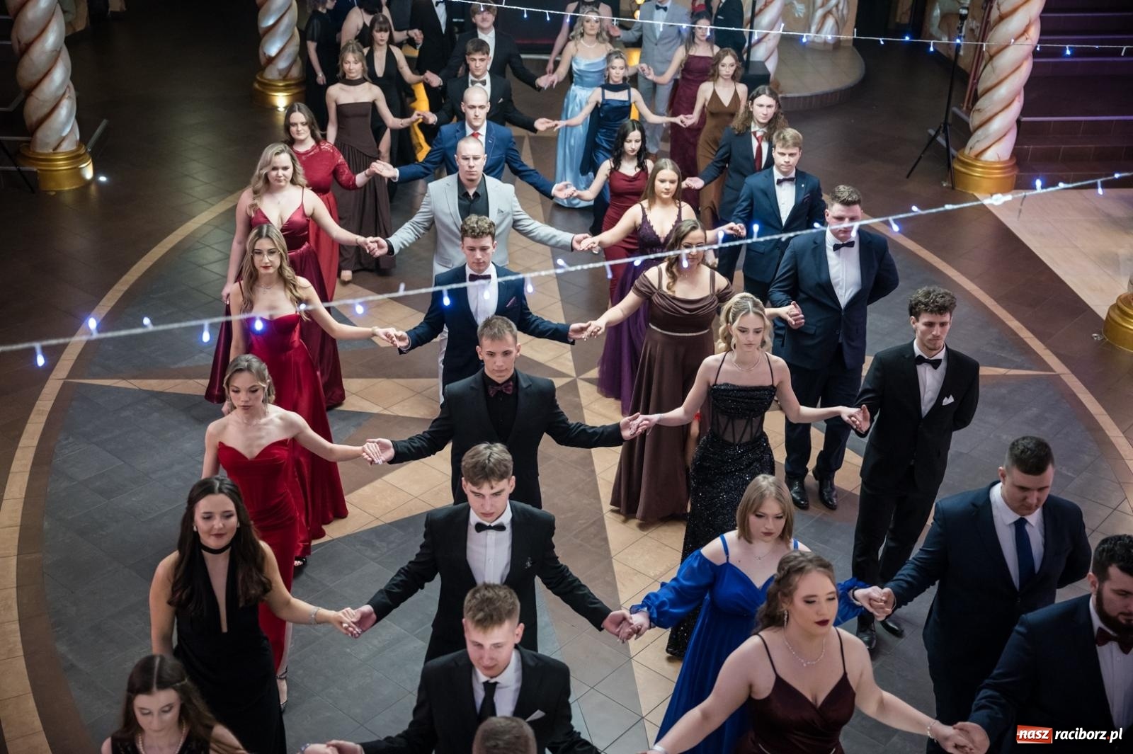Zdjęcie w galerii na portalu naszraciborz.pl: Studniówka maturzystów CKZiU nr 1 w Raciborzu. Poloneza zatańczono w Acropolis [FOTO i WIDEO] wiadomości z regionu
