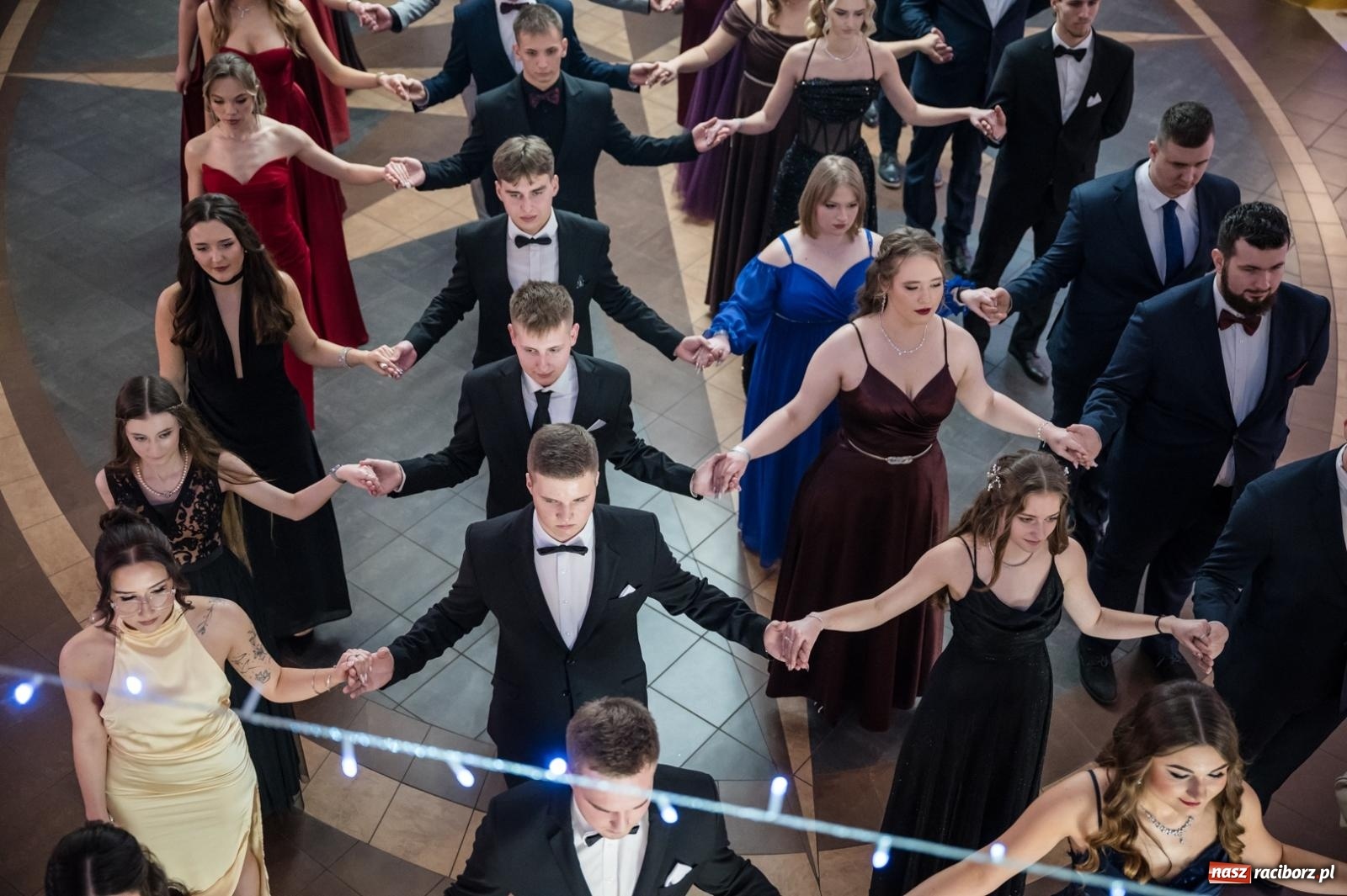 Zdjęcie w galerii na portalu naszraciborz.pl: Studniówka maturzystów CKZiU nr 1 w Raciborzu. Poloneza zatańczono w Acropolis [FOTO i WIDEO] wiadomości z regionu