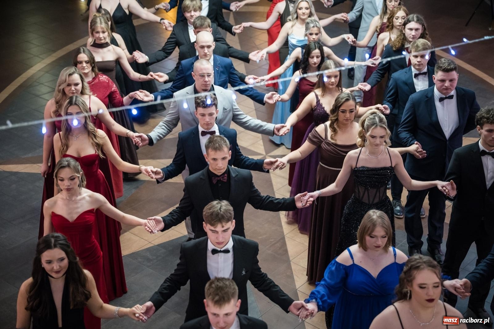 Zdjęcie w galerii na portalu naszraciborz.pl: Studniówka maturzystów CKZiU nr 1 w Raciborzu. Poloneza zatańczono w Acropolis [FOTO i WIDEO] wiadomości z regionu