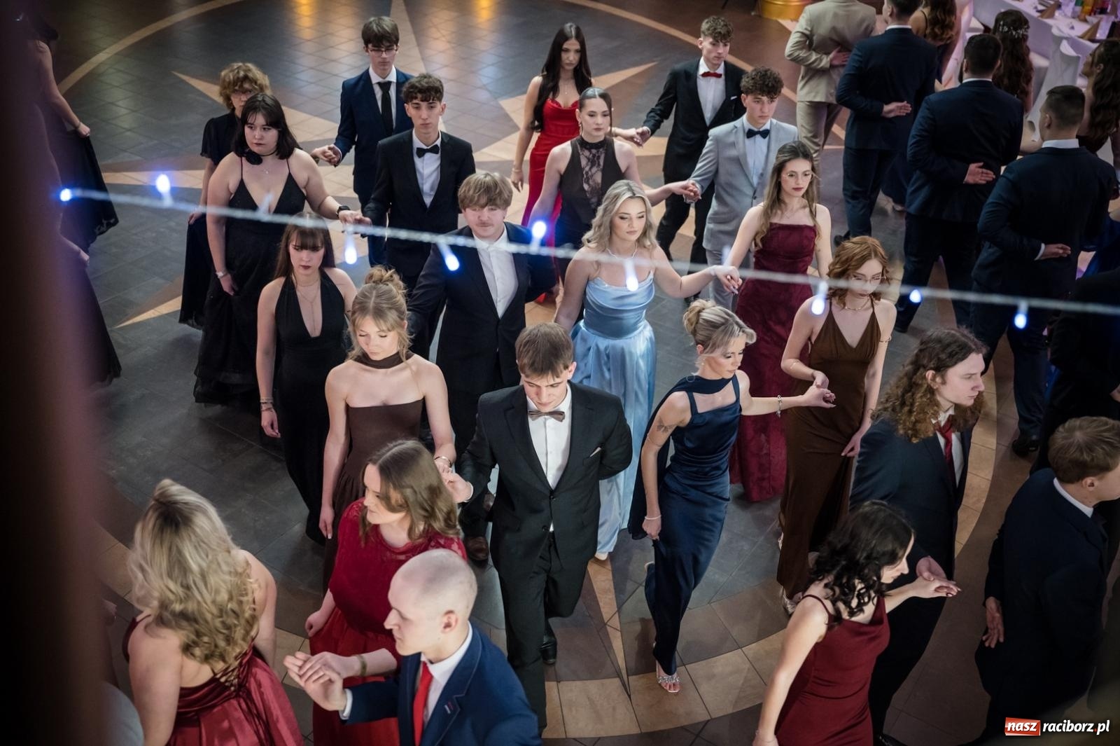 Zdjęcie w galerii na portalu naszraciborz.pl: Studniówka maturzystów CKZiU nr 1 w Raciborzu. Poloneza zatańczono w Acropolis [FOTO i WIDEO] wiadomości z regionu