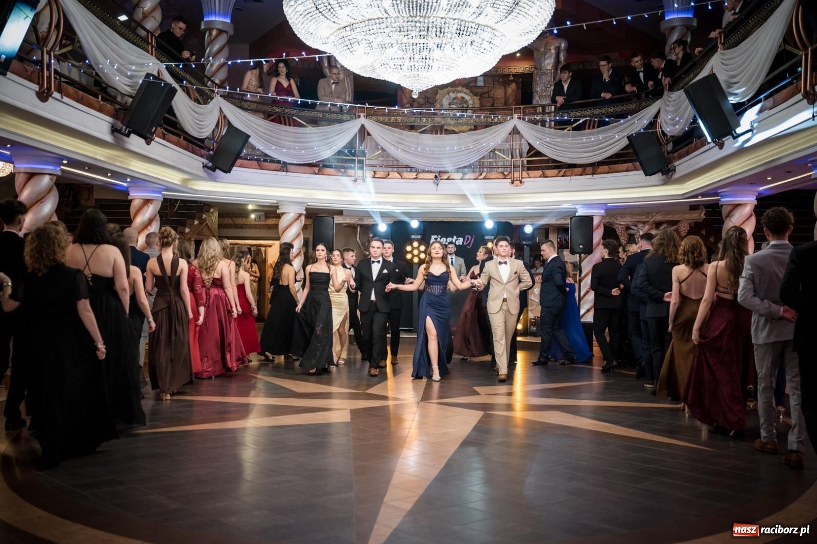 Zdjęcie w galerii na portalu naszraciborz.pl: Studniówka maturzystów CKZiU nr 1 w Raciborzu. Poloneza zatańczono w Acropolis [FOTO i WIDEO] wiadomości z regionu