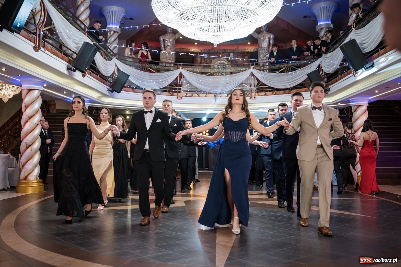 Zdjęcie w galerii na portalu naszraciborz.pl: Studniówka maturzystów CKZiU nr 1 w Raciborzu. Poloneza zatańczono w Acropolis [FOTO i WIDEO] wiadomości z regionu