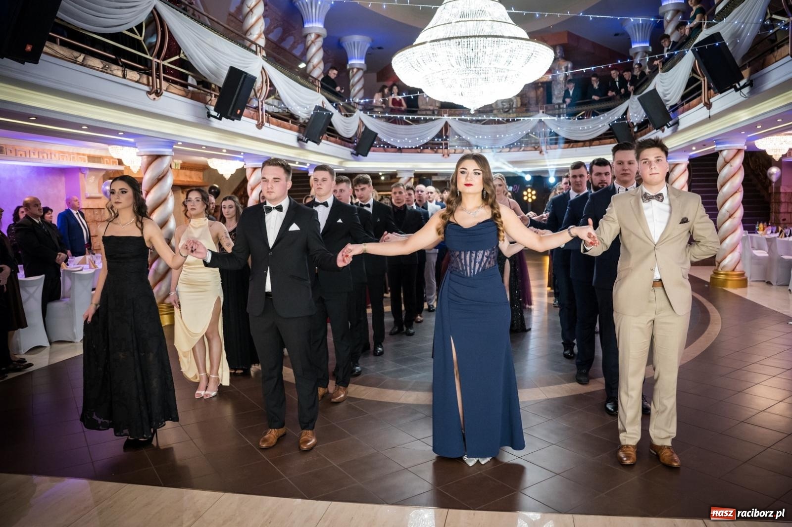 Zdjęcie w galerii na portalu naszraciborz.pl: Studniówka maturzystów CKZiU nr 1 w Raciborzu. Poloneza zatańczono w Acropolis [FOTO i WIDEO] wiadomości z regionu