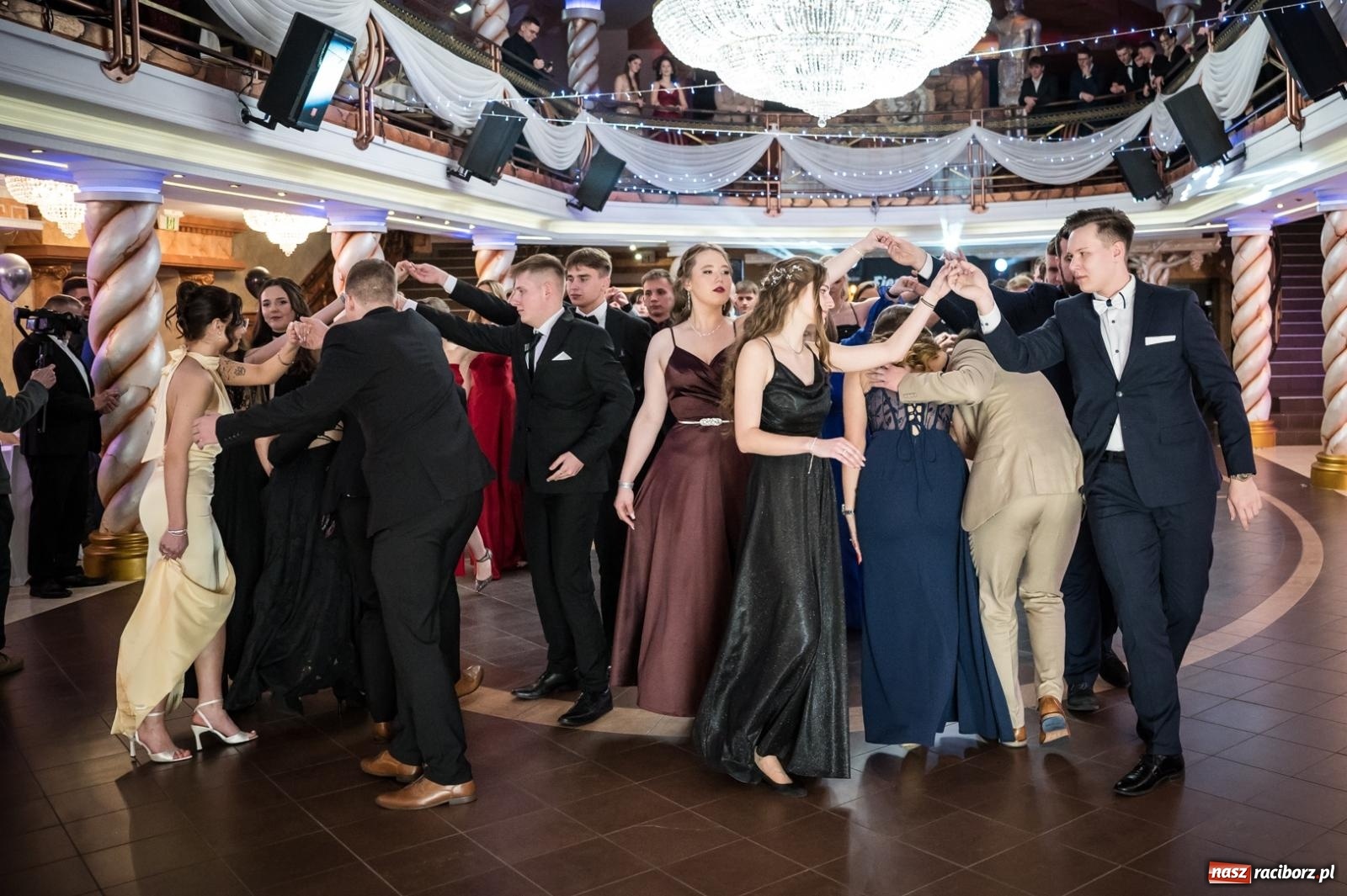 Zdjęcie w galerii na portalu naszraciborz.pl: Studniówka maturzystów CKZiU nr 1 w Raciborzu. Poloneza zatańczono w Acropolis [FOTO i WIDEO] wiadomości z regionu