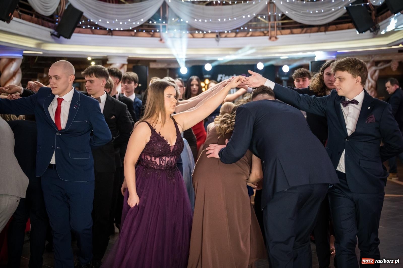 Zdjęcie w galerii na portalu naszraciborz.pl: Studniówka maturzystów CKZiU nr 1 w Raciborzu. Poloneza zatańczono w Acropolis [FOTO i WIDEO] wiadomości z regionu