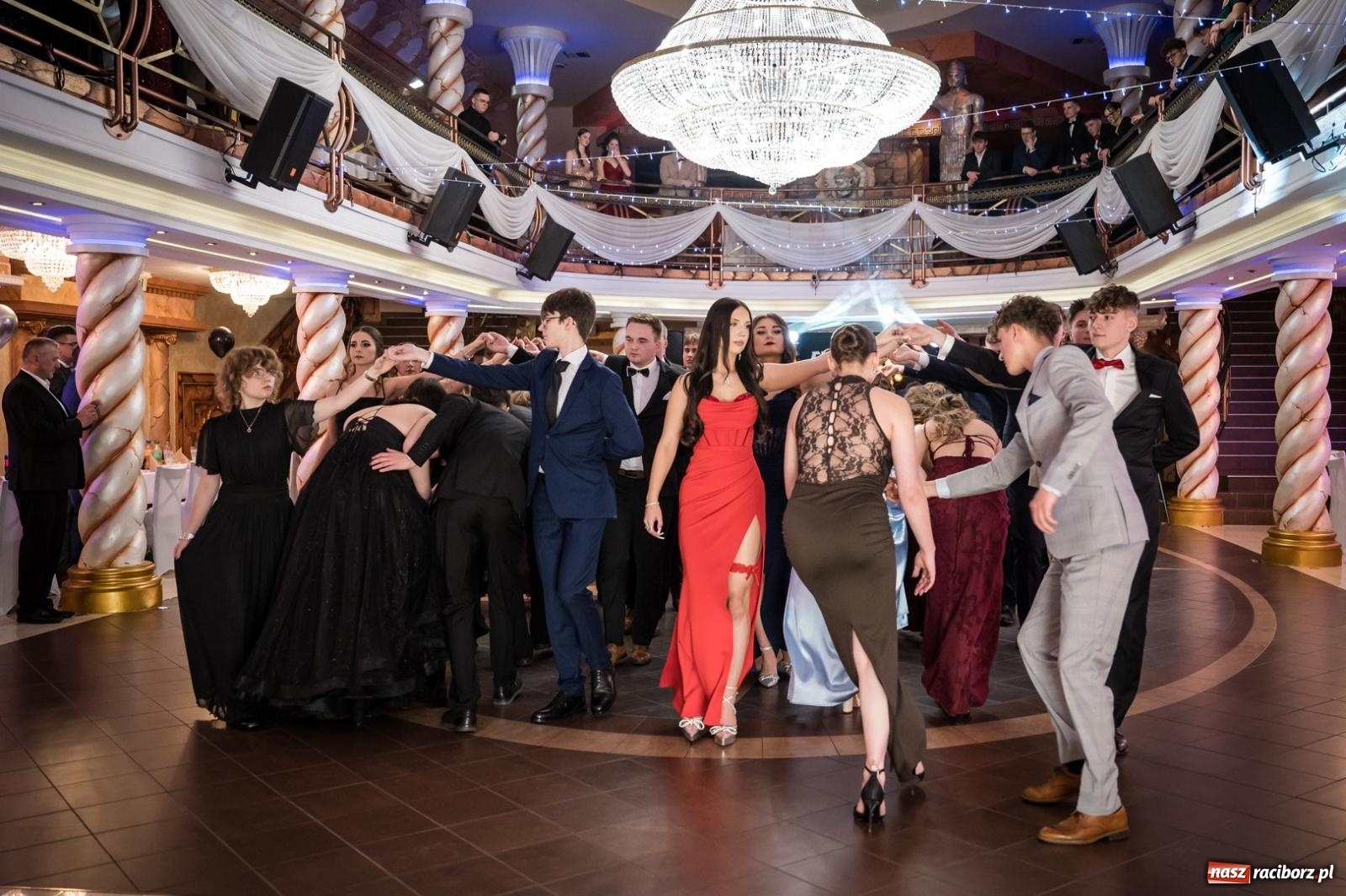 Zdjęcie w galerii na portalu naszraciborz.pl: Studniówka maturzystów CKZiU nr 1 w Raciborzu. Poloneza zatańczono w Acropolis [FOTO i WIDEO] wiadomości z regionu