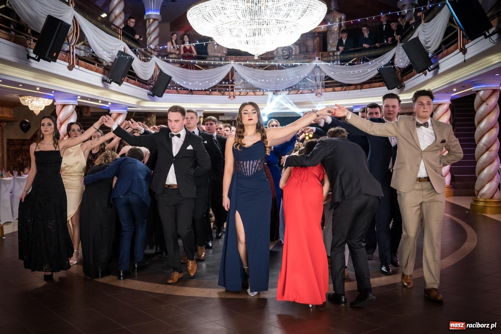 Zdjęcie w galerii na portalu naszraciborz.pl: Studniówka maturzystów CKZiU nr 1 w Raciborzu. Poloneza zatańczono w Acropolis [FOTO i WIDEO] wiadomości z regionu