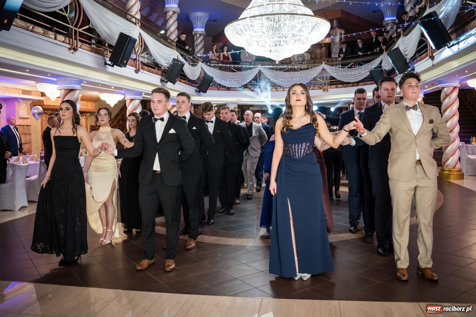 Zdjęcie w galerii na portalu naszraciborz.pl: Studniówka maturzystów CKZiU nr 1 w Raciborzu. Poloneza zatańczono w Acropolis [FOTO i WIDEO] wiadomości z regionu