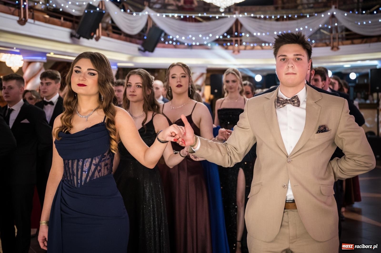 Zdjęcie w galerii na portalu naszraciborz.pl: Studniówka maturzystów CKZiU nr 1 w Raciborzu. Poloneza zatańczono w Acropolis [FOTO i WIDEO] wiadomości z regionu