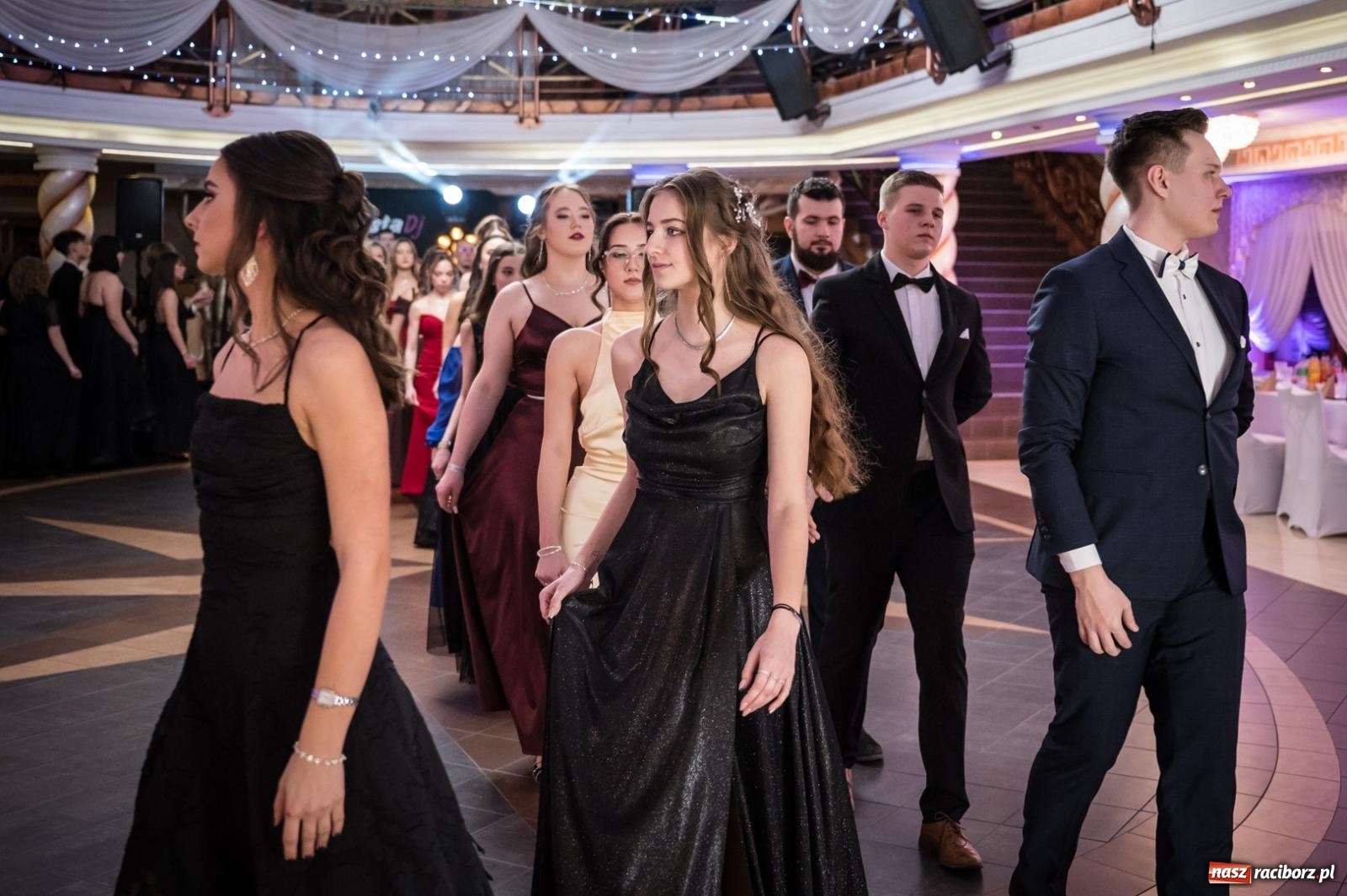 Zdjęcie w galerii na portalu naszraciborz.pl: Studniówka maturzystów CKZiU nr 1 w Raciborzu. Poloneza zatańczono w Acropolis [FOTO i WIDEO] wiadomości z regionu