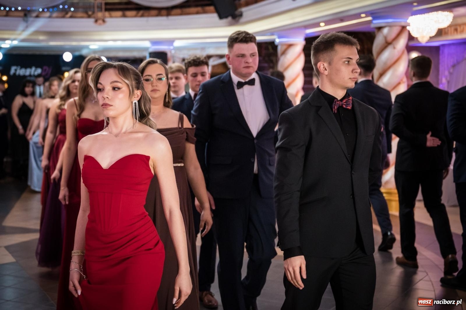 Zdjęcie w galerii na portalu naszraciborz.pl: Studniówka maturzystów CKZiU nr 1 w Raciborzu. Poloneza zatańczono w Acropolis [FOTO i WIDEO] wiadomości z regionu