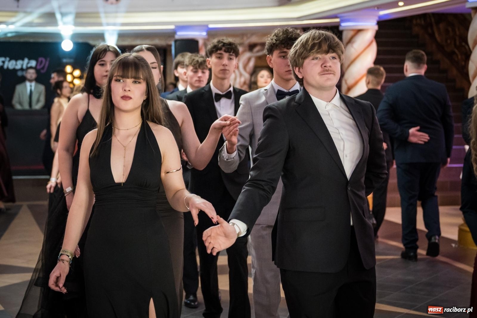 Zdjęcie w galerii na portalu naszraciborz.pl: Studniówka maturzystów CKZiU nr 1 w Raciborzu. Poloneza zatańczono w Acropolis [FOTO i WIDEO] wiadomości z regionu