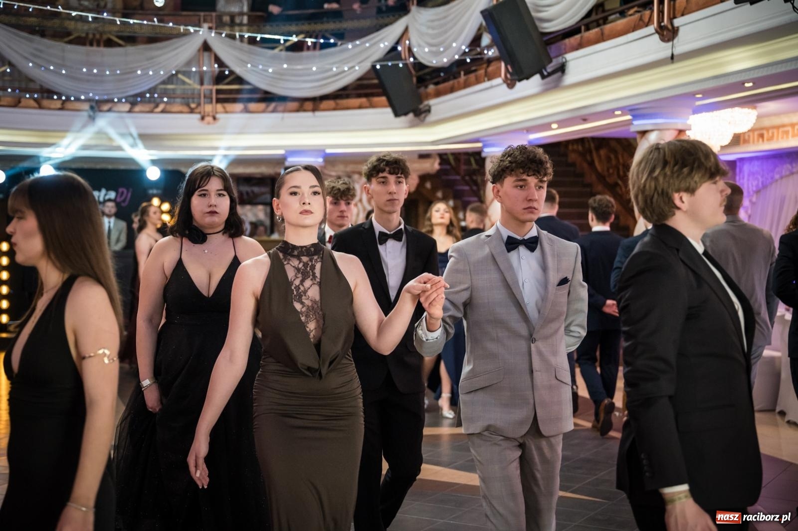 Zdjęcie w galerii na portalu naszraciborz.pl: Studniówka maturzystów CKZiU nr 1 w Raciborzu. Poloneza zatańczono w Acropolis [FOTO i WIDEO] wiadomości z regionu
