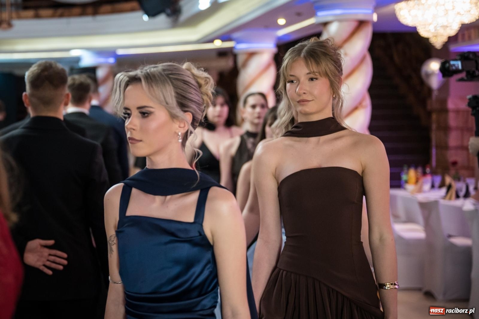 Zdjęcie w galerii na portalu naszraciborz.pl: Studniówka maturzystów CKZiU nr 1 w Raciborzu. Poloneza zatańczono w Acropolis [FOTO i WIDEO] wiadomości z regionu