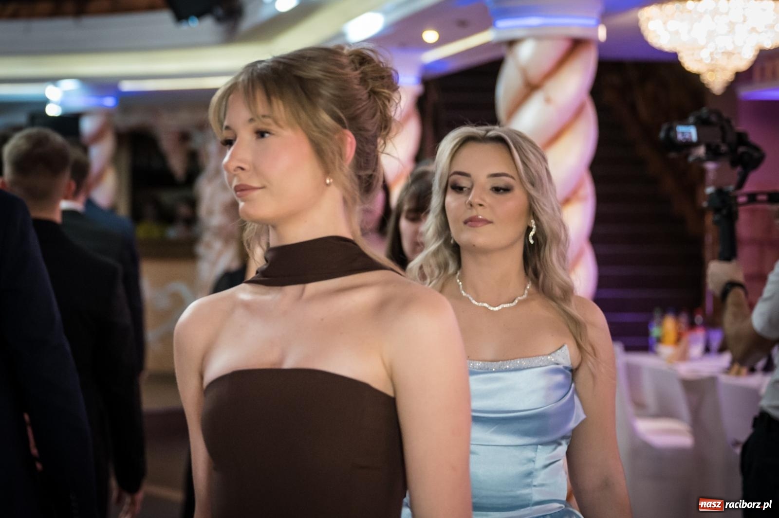 Zdjęcie w galerii na portalu naszraciborz.pl: Studniówka maturzystów CKZiU nr 1 w Raciborzu. Poloneza zatańczono w Acropolis [FOTO i WIDEO] wiadomości z regionu