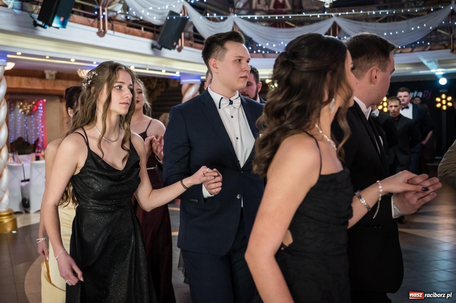 Zdjęcie w galerii na portalu naszraciborz.pl: Studniówka maturzystów CKZiU nr 1 w Raciborzu. Poloneza zatańczono w Acropolis [FOTO i WIDEO] wiadomości z regionu