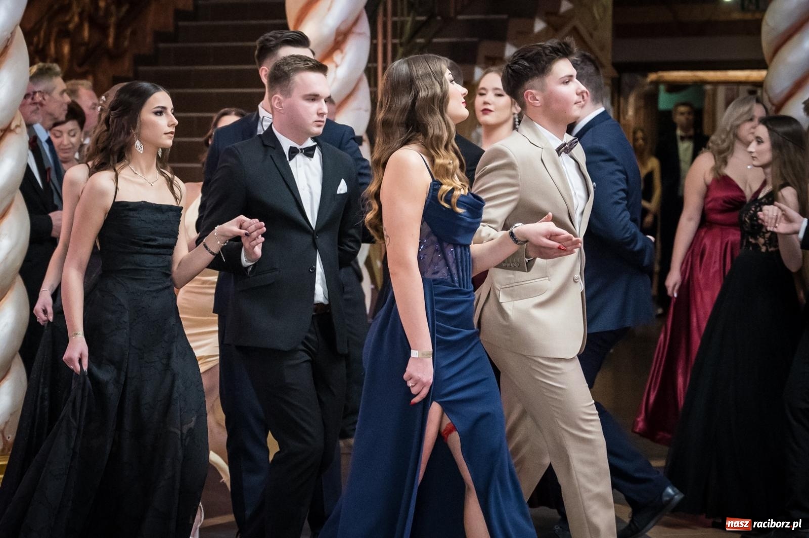 Zdjęcie w galerii na portalu naszraciborz.pl: Studniówka maturzystów CKZiU nr 1 w Raciborzu. Poloneza zatańczono w Acropolis [FOTO i WIDEO] wiadomości z regionu