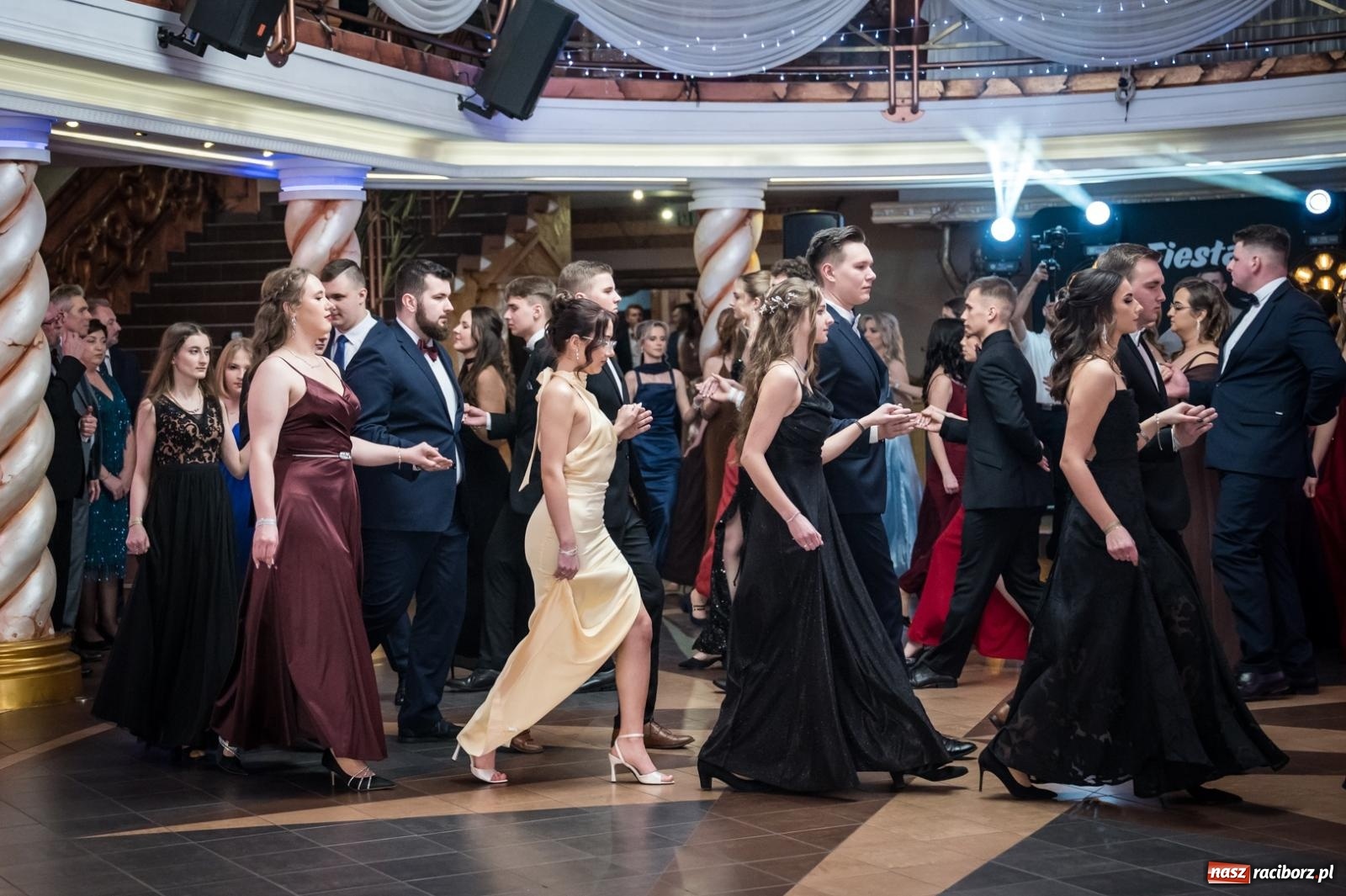 Zdjęcie w galerii na portalu naszraciborz.pl: Studniówka maturzystów CKZiU nr 1 w Raciborzu. Poloneza zatańczono w Acropolis [FOTO i WIDEO] wiadomości z regionu